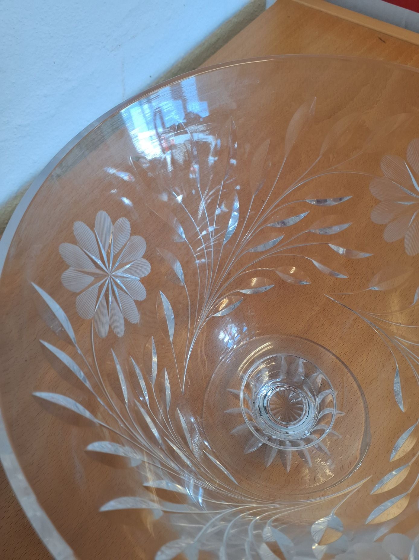 Glas vase/skål med slebet blomstermotiv